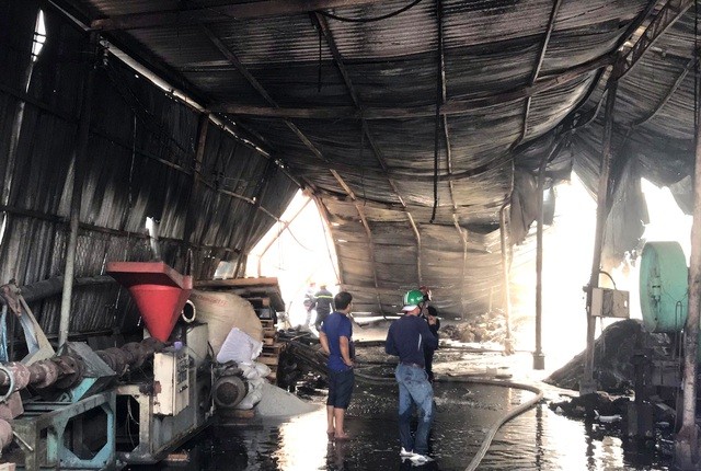 Nhà xưởng bị đổ sập.