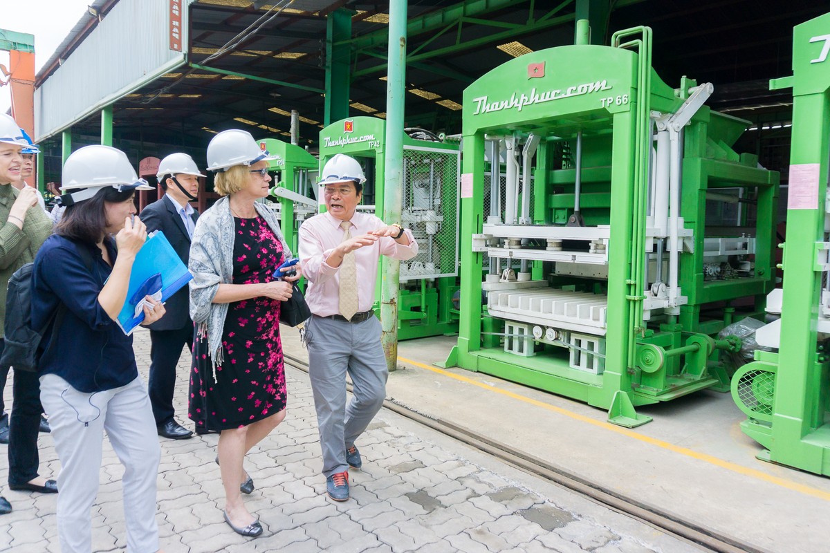 Các chuyên gia Dự án phát triển vật liệu xây không nung do UNDP tài trợ khảo sát tại Công ty Thanh Phúc.