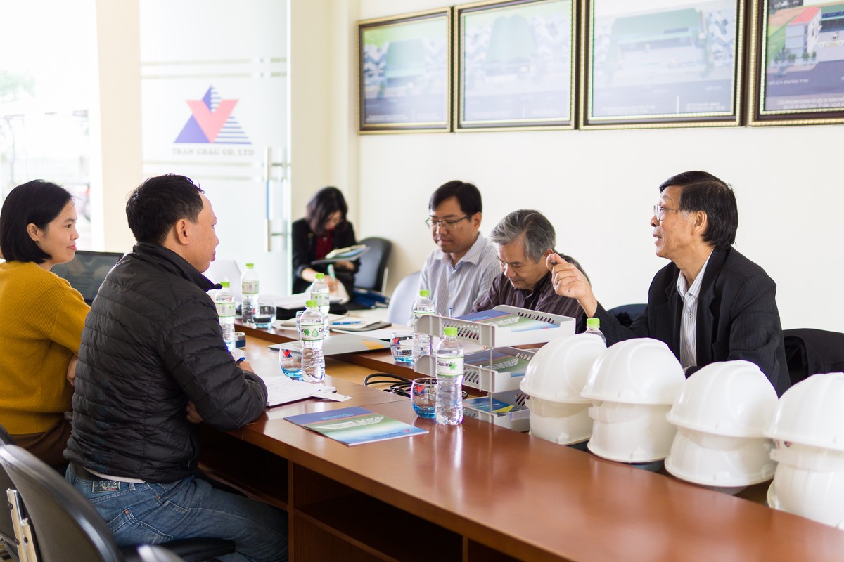 Các chuyên gia Dự án phát triển vật liệu xây không nung trao đổi với lãnh đạo Công ty Trần Châu.