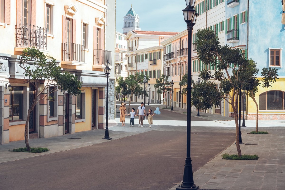 Sun Premier Village Primavera – một “Amalfi” của miền nhiệt đới không kém phần lãng mạn và say mê, đang dần thành hình dưới chân ga đi tuyến cáp treo Hòn Thơm dài nhất thế giới. Chỉ ít tháng nữa thôi, kết tinh của những di sản kiến trúc, cảnh quan châu Âu sẽ hòa quyện cùng bức tranh thiên nhiên tuyệt mỹ của Phú Quốc với biển xanh, cát trắng, những hàng dừa mướt mát trong khí hậu đặc trưng của xứ đảo.