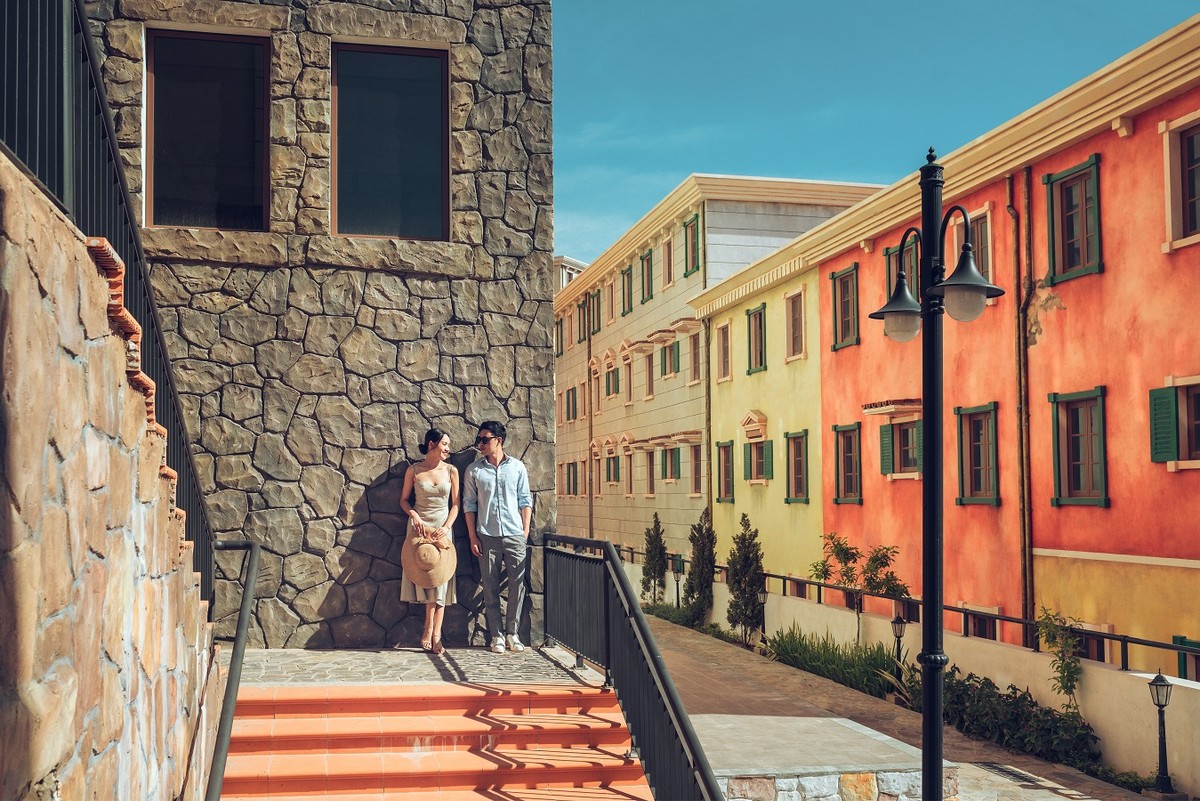 Để phác họa nên những thị trấn miền Địa Trung Hải, Sun Premier Village Primavera được đầu tư “khủng” với kỹ thuật xây dựng đỉnh cao và nghệ thuật theming giả cổ nổi tiếng thế giới. Không chỉ khoác “tấm áo” từ các dòng sơn cao cấp đắt tiền, những bức tường mang đấy tính nghệ thuật và hoài cổ của Sun Premier Village Primavera cần “ngốn” khoảng thời gian khổng lồ để hoàn thành. Đó là bởi quy trình sơn 9 lớp tỉ mỉ, thay vì chỉ 2 lớp như b́ình thường và bởi công việc này chỉ dành cho những người thợ lành nghề, tài hoa bậc nhất; là công sức, trí tuệ của hàng trăm họa sĩ, chuyên gia quốc tế.