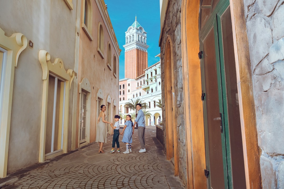 Nằm giữa trung tâm của “thị trấn Địa Trung Hải” hoài cổ và lãng mạn, Central Village không chỉ là công trình nghệ thuật tầm vóc mà còn là biểu tượng cho sự vươn mình của du lịch xứ đảo. Nơi đây tương lai gần khi đi vào vận hành sẽ trở thành trung tâm giải trí hiện đại và đẳng cấp bậc nhất tại Nam Phú Quốc với chương trình biểu diễn nghệ thuật hoành tráng sử dụng công nghệ Vortex hàng đầu thế giới.