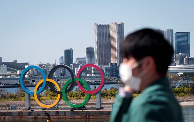 Vòng tròn biểu tượng Olympic được vận chuyển trên vịnh Tokyo, bên ngoài công viên nước Odaiba ngày 1/12/2020. (Ảnh: AFP/TTXVN).