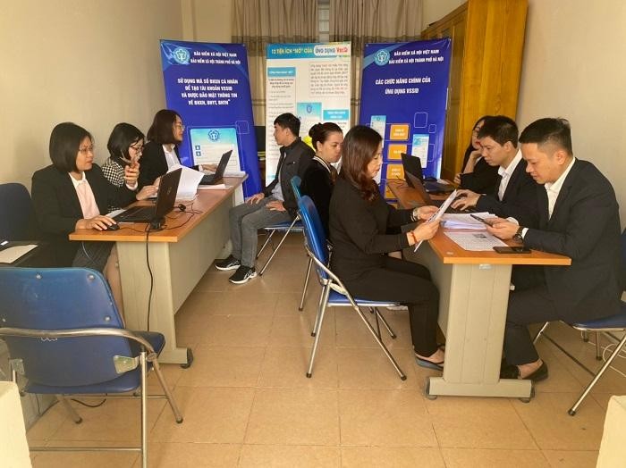 Cán bộ BHXH hỗ trợ giao dịch điện tử cá nhân và cài đặt VssID tại các đơn vị.