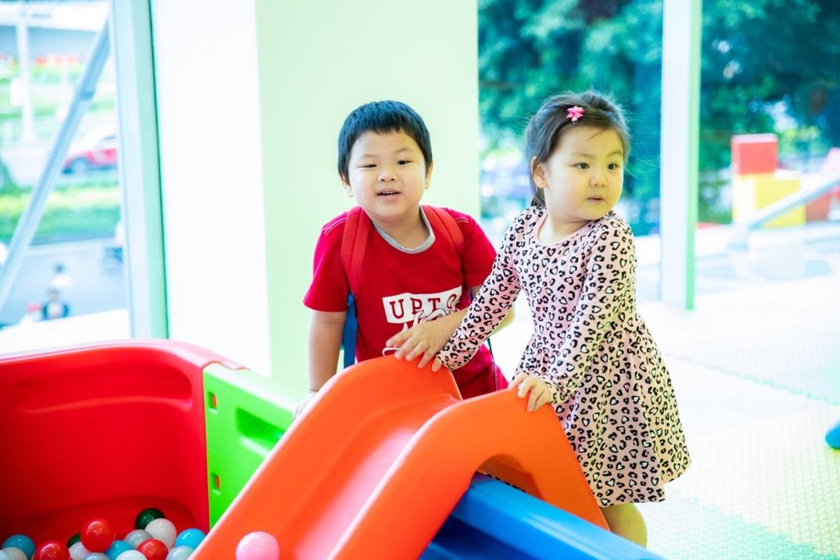 Để khách hàng có những trải nghiệm mua sắm trọn vẹn nhất, Menas Mall Saigon Airport cung cấp các dịch vụ hỗ trợ như khu vui chơi trẻ em miễn phí, shuttle bus đưa đón sân bay, dịch vụ giao nhận hàng nhanh Swift 247, wifi, sạc điện thoại, dịch vụ giữ đồ, xe đẩy, xe lăn,... Hơn hết, đó là sự chăm sóc tận tâm từ những con người Menas đầy đam mê thấu hiểu khách hàng. Để khách hàng có những trải nghiệm mua sắm trọn vẹn nhất, Menas Mall Saigon Airport cung cấp các dịch vụ hỗ trợ như khu vui chơi trẻ em miễn phí, shuttle bus đưa đón sân bay, dịch vụ giao nhận hàng nhanh Swift 247, wifi, sạc điện thoại, dịch vụ giữ đồ, xe đẩy, xe lăn,... Hơn hết, đó là sự chăm sóc tận tâm từ những con người Menas đầy đam mê thấu hiểu khách hàng.