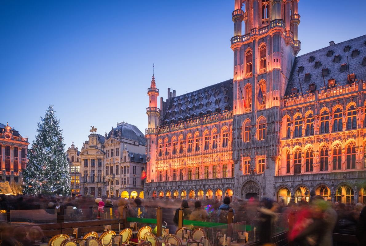 Thành phố Brussels, Bỉ: Thành phố nổi tiếng với những viên kẹo sô cô la sẽ đặt cây thông Noel tuyệt đẹp của mình tại địa điểm đắc địa nhất, quảng trường Grand Place. Nguồn: ANADMAN BVBA.
