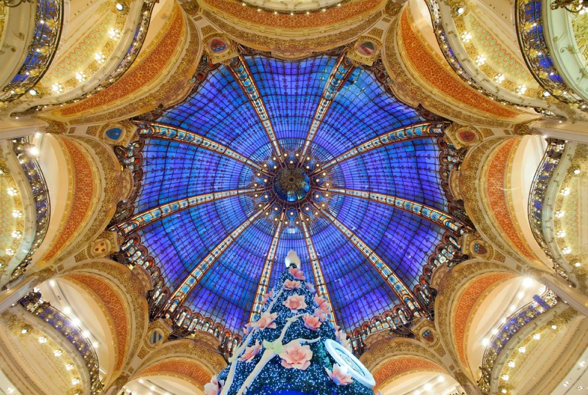 Thành phố Paris - Pháp: Là kinh đô thời trang của thế giới, hằng năm cứ đến dịp Giáng sinh, các cửa hàng ở khắp Paris đua nhau trang thí cây thông bằng nhiều cách sáng tạo, độc đáo. Cây thông Noel trong ảnh được đặt ở cửa hàng Galeries Lafayette. Nguồn: Paris info.