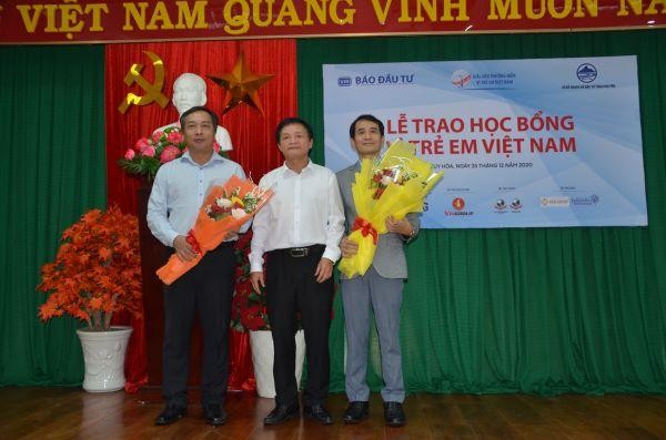 Ông Lê Tấn Hổ, Phó Chủ tịch thường trực UBND tỉnh Phú Yên (ở giữa) tặng hoa cho ông Lê Trọng Minh, Tổng Biên tập Báo Đầu tư (bên trái) và ông Bùi Đức Hải, Phó Tổng biên tập thường trực Báo Đầu tư (bên trái). Ông Lê Tấn Hổ, Phó Chủ tịch thường trực UBND tỉnh Phú Yên (ở giữa) tặng hoa cho ông Lê Trọng Minh, Tổng Biên tập Báo Đầu tư (bên trái) và ông Bùi Đức Hải, Phó Tổng biên tập thường trực Báo Đầu tư (bên trái).