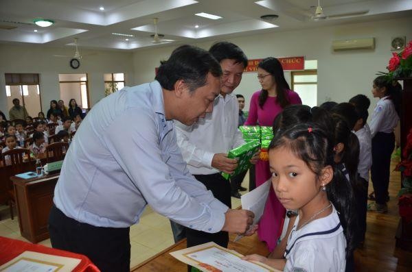 Tổng Biên tập Báo Đầu tư ông Lê Trọng Minh trao học bổng cho các em học sinh. Tổng Biên tập Báo Đầu tư ông Lê Trọng Minh trao học bổng cho các em học sinh.