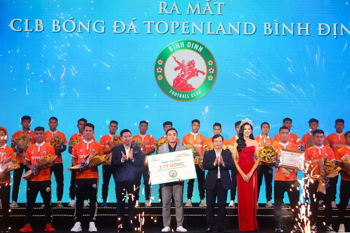 Ông Nguyễn Tuấn Thanh - Ủy viên Ban thường vụ Tỉnh ủy, Phó Chủ tịch Thường trực UBND tỉnh Bình Định cùng ông Nguyễn Đình Trung – Chủ tịch Tập đoàn Hưng Thịnh và Hoa hậu Đỗ Thị Hà trao bằng khen, hoa và tiền thưởng 3 tỷ đồng của Tập đoàn Hưng Thịnh cho CLB bóng đá Bình Định, cũng như chứng kiến phần ra mắt của Topenland Binh Dinh FC.