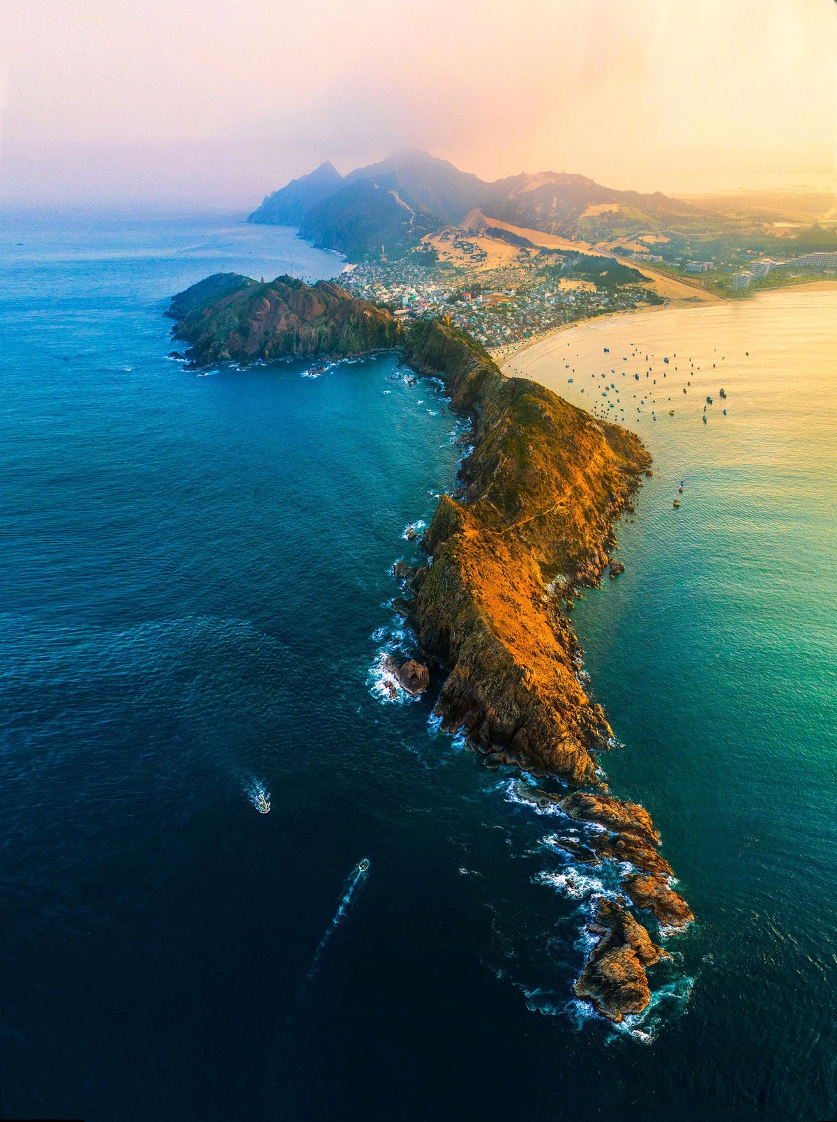 Được thiên nhiên ưu ái vẻ đẹp nên thơ, trữ tình cùng nhiều lợi thế vượt trội về mọi mặt,Quy Nhơn – Bình Định đang trở thành điểm đến hấp dẫn khách du lịch và nhà đầu tư. (Ảnh: Trần Bảo Hòa).