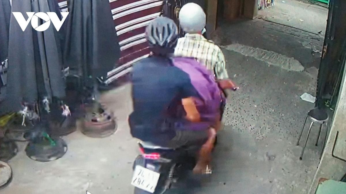 Hai đối tượng trộm cắp được camera ghi lại.