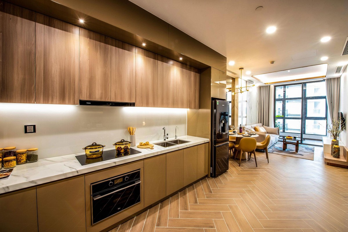 Hệ thống cửa kính lớn vừa giúp căn hộ luôn ngập tràn ánh sáng tự nhiên vừa mở ra tầm nhìn thượng đỉnh trên vịnh Nha Trang lộng lẫy.