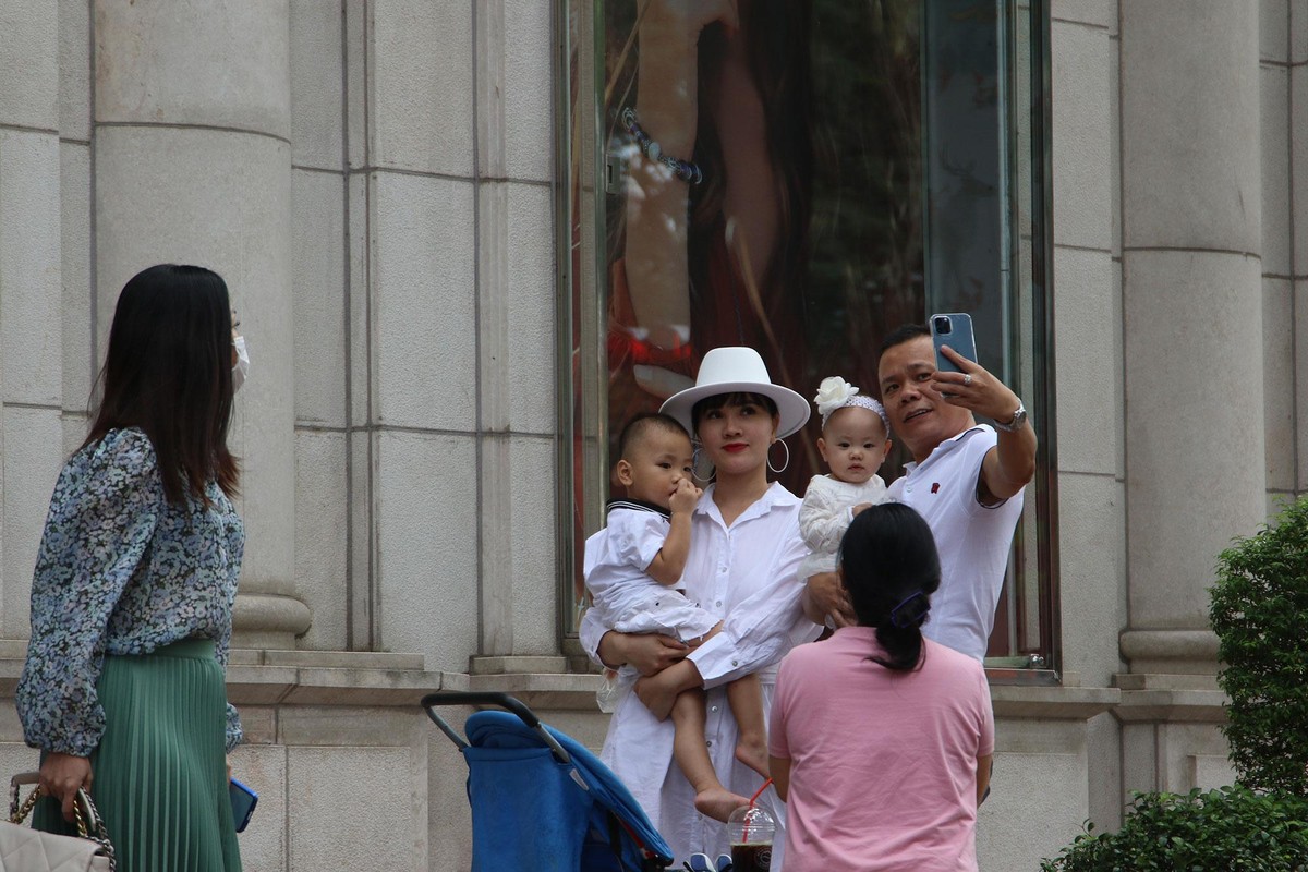 Khoảnh khắc gia đình được ghi nhận lại ngày đầu tiên của năm. Khoảnh khắc gia đình được ghi nhận lại ngày đầu tiên của năm.