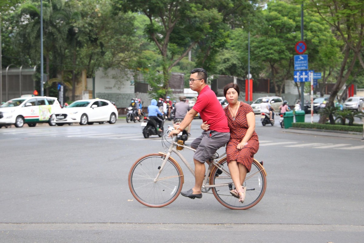 Giữa trung tâm Sài Gòn, cảnh dạo phố bằng xe đạp nhìn rất bình yên. Giữa trung tâm Sài Gòn, cảnh dạo phố bằng xe đạp nhìn rất bình yên.
