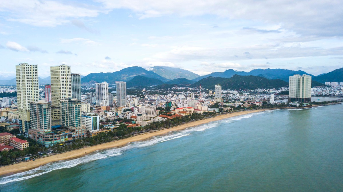 Bãi biển trên đường Trần Phú, Nha Trang tĩnh lặng và yên bình. Bãi biển trên đường Trần Phú, Nha Trang tĩnh lặng và yên bình.