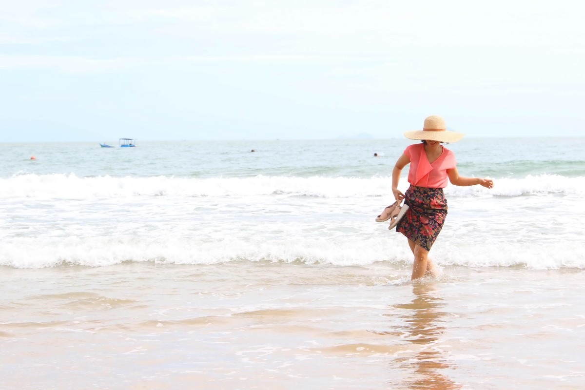 Du khách đến từ TP.HCM vui đùa với sóng biển Nha Trang. Du khách đến từ TP.HCM vui đùa với sóng biển Nha Trang.