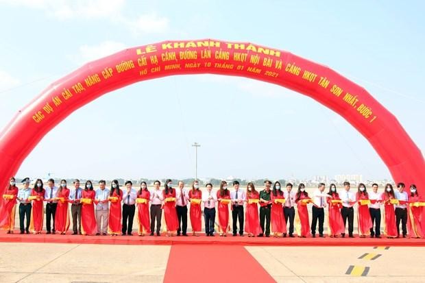 Phó Thủ tướng Thường trực Chính phủ Trương Hòa Bình cùng các đại biểu cắt băng khánh thành giai đoạn 1 Dự án cải tạo, nâng cấp đường cất hạ cánh, đường lăn Cảng hàng không quốc tế Tân Sơn Nhất. (Ảnh: Tiến Lực/TTXVN). Phó Thủ tướng Thường trực Chính phủ Trương Hòa Bình cùng các đại biểu cắt băng khánh thành giai đoạn 1 Dự án cải tạo, nâng cấp đường cất hạ cánh, đường lăn Cảng hàng không quốc tế Tân Sơn Nhất. (Ảnh: Tiến Lực/TTXVN).