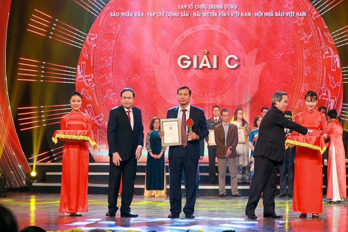 Nhà báo Phùng Huy Hào, đại diện nhóm tác giả Nguyễn Hữu Tuấn, Phùng Huy Hào, Phùng Thị Hồng Hạnh nhận Giải C Giải Búa liềm vàng lần thứ V với loạt bài "Điều động, luân chyển cán bộ: Tầm nhìn chiến lược của Đảng". Ảnh: Chí Cường.