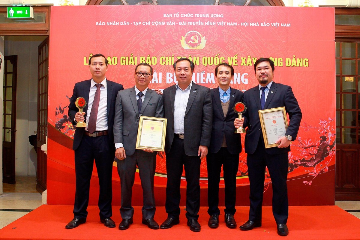 Ban biên tập Báo Đầu tư chúc mừng các tác giả, nhóm tác giả đoạt giải. Ảnh: Chí Cường.