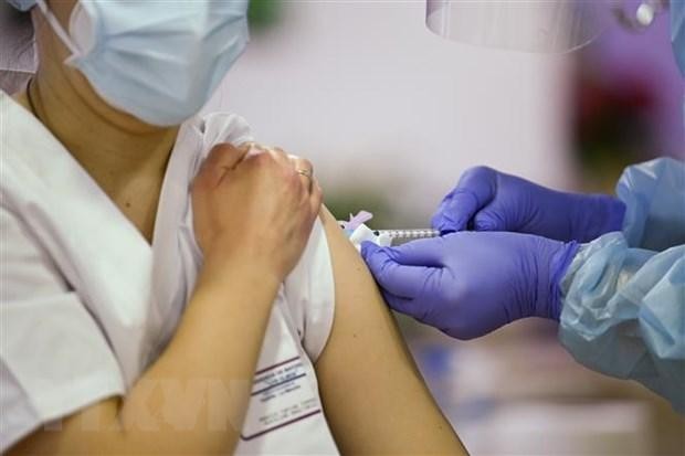 Nhân viên y tế tiêm vắcxin ngừa COVID-19 cho người dân tại Guadalajara, Tây Ban Nha. (Ảnh: THX/TTXVN). Nhân viên y tế tiêm vắcxin ngừa COVID-19 cho người dân tại Guadalajara, Tây Ban Nha. (Ảnh: THX/TTXVN).