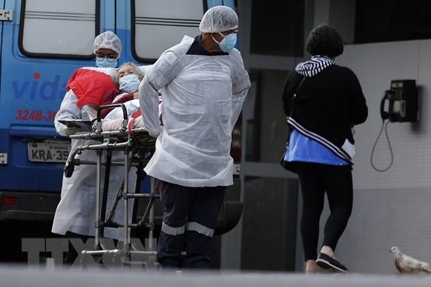 Chuyển bệnh nhân nhiễm COVID-19 tới bệnh viện ở Brasilia, Brazil, ngày 11/1/2021. (Ảnh: THX/TTXVN).