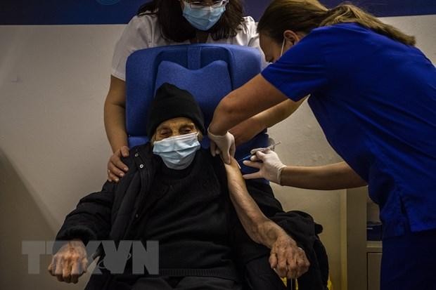 Tiêm vắcxin phòng COVID-19 cho người cao tuổi tại Athens, Hy Lạp, ngày 16/1/2021. (Ảnh: AFP/TTXVN).