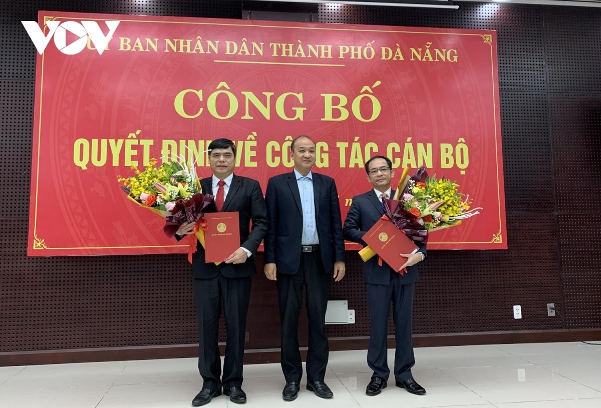 Ông Lê Quang Nam, Phó Chủ tịch UBND TP Đà Nẵng trao Quyết định và tặng hoa chúc mừng ông Nguyễn Đăng Hoàng (trái) và ông Lê Đức Viên (phải) nhận nhiệm vụ mới.
