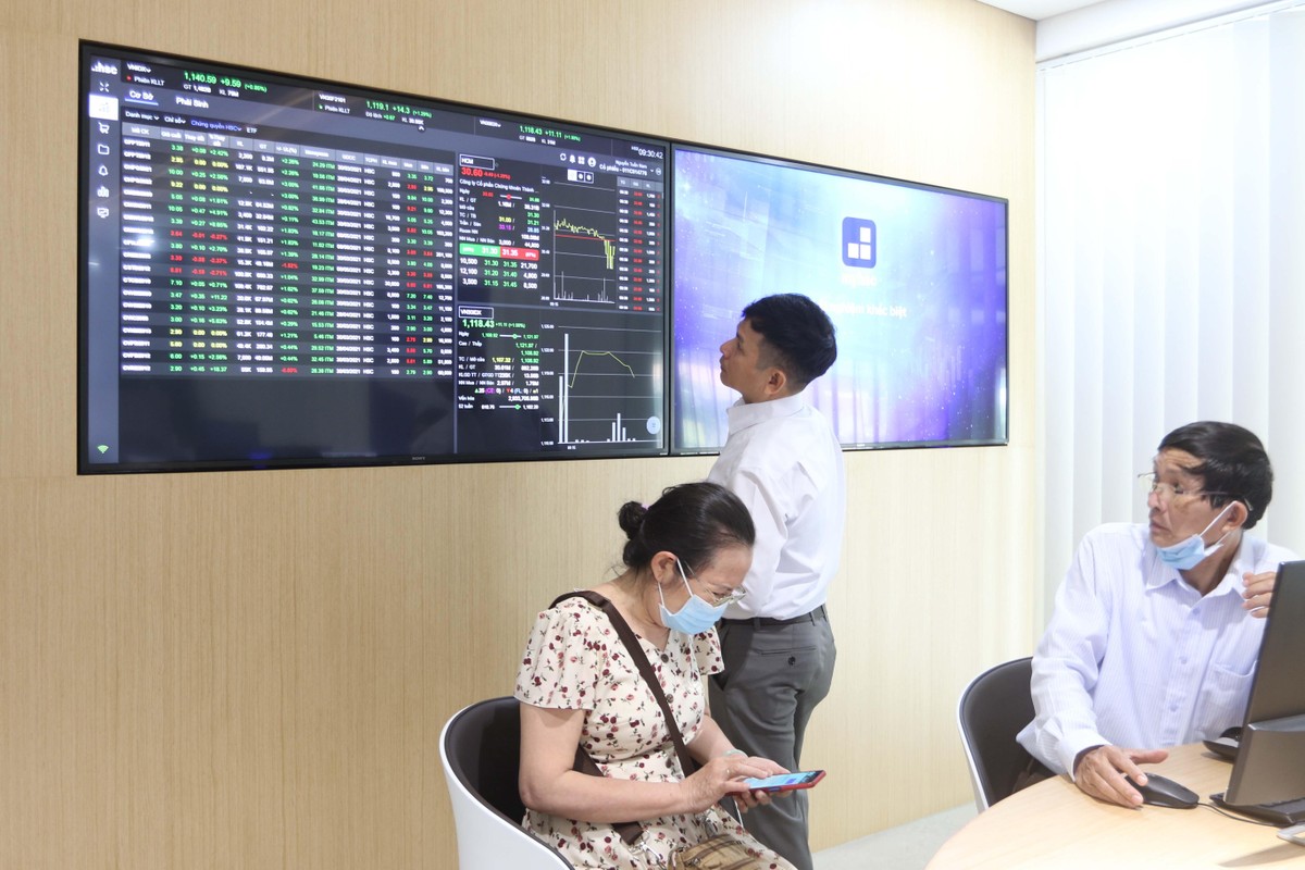 Nhiều nhà đầu tư cũ đã quay trở lại sàn HSC kích hoạt lại tài khoản. Nhiều nhà đầu tư cũ đã quay trở lại sàn HSC kích hoạt lại tài khoản.