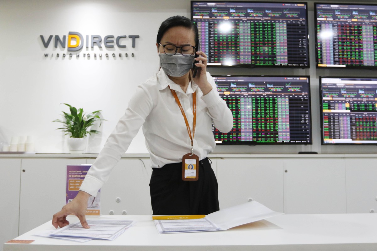 Nhân viên môi giới liên tục trả lời các cuộc gọi của các nhà đầu tư. Nhân viên môi giới liên tục trả lời các cuộc gọi của các nhà đầu tư.