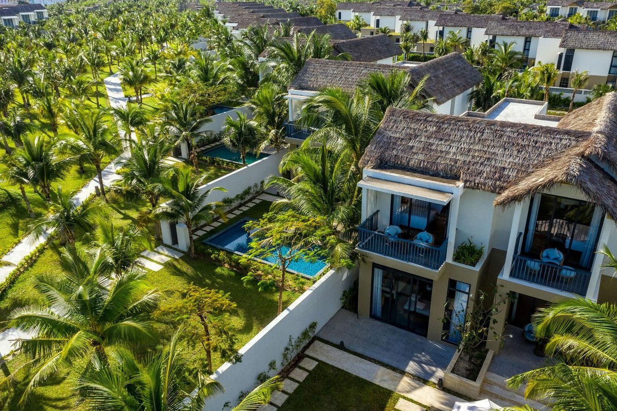 Không xa hoa kiểu cách, New World Phu Quoc Resort gây ấn tượng bởi ngôn ngữ thiết kế gần gũi, mộc mạc với hình ảnh những mái rơm đượm mùi nắng, những bậc thang tựa như cầu treo quen thuộc bắc qua sông, hay những hàng rào bằng bụi cây, hoa thủa bé thơ ai cũng từng nghịch ngợm.