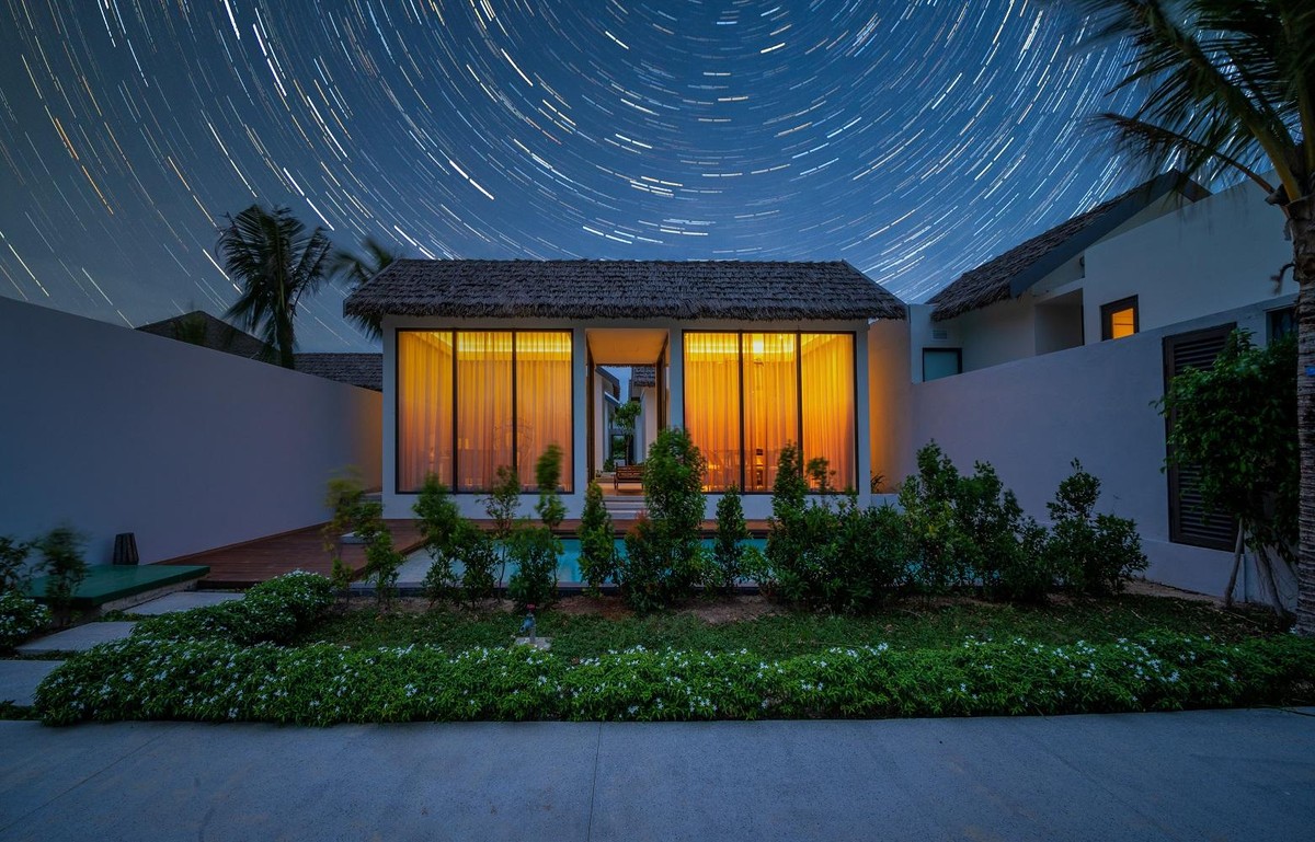 Nếu ánh sáng đèn điện và sự mỏi mệt của thành phố đã làm mờ đi sự quyến rũ của bầu trời đêm thì ở New World Phu Quoc Resort, chủ nhân sẽ bất ngờ khi được trở lại giây phút thả mình trong sân nhà và an yên thưởng lãm vẻ đẹp lãng mạn của các vì sao. Có thể nói, dù tại bất kỳ khoảnh khắc nào trong ngày, New World Phu Quoc Resort đều mang tới những xúc cảm nghỉ dưỡng kỳ diệu.