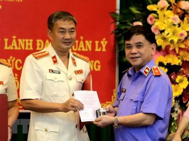 Trao quyết định bổ nhiệm, con dấu cho tân Viện trưởng Viện kiểm sát nhân dân thành phố Thủ Đức. (Ảnh: Thành Chung/TTXVN).