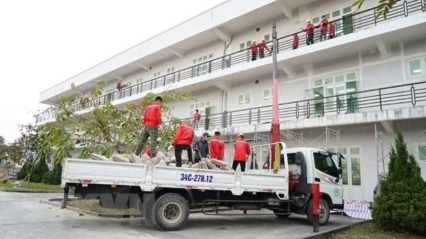Vận chuyển nguyên vật liệu đến để triển khai thi công bệnh viện dã chiến. (Ảnh: TTXVN phát).