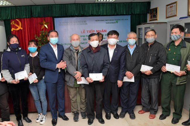 Ông Lê Hồng Sơn - Ủy viên ban thường vụ Thành ủy, Phó Chủ tịch thường trực UBND TP. Hà Nội (thứ 3 từ trái sang) và ông Đào Minh Tuấn – Phó tổng giám đốc, Chủ tịch Công đoàn Vietcombank (thứ 4 từ phải sang) trao quà Tết cho các nạn nhân chất độc da cam/dioxin TP. Hà Nội.