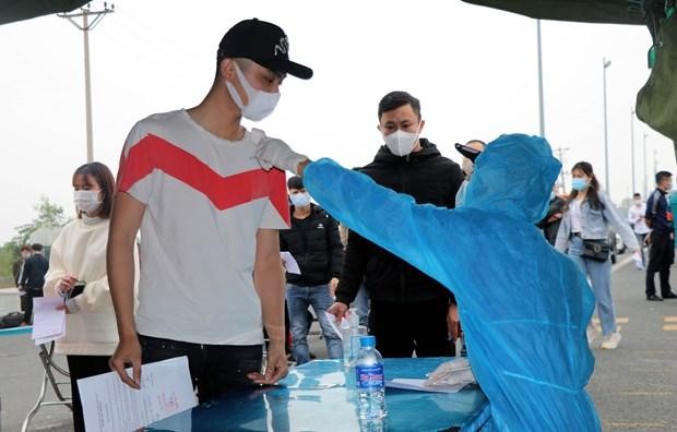 Đo thân nhiệt tại một trạm kiểm soát ở huyện Quảng Yên. (Ảnh: Văn Đức/TTXVN). Đo thân nhiệt tại một trạm kiểm soát ở huyện Quảng Yên. (Ảnh: Văn Đức/TTXVN).