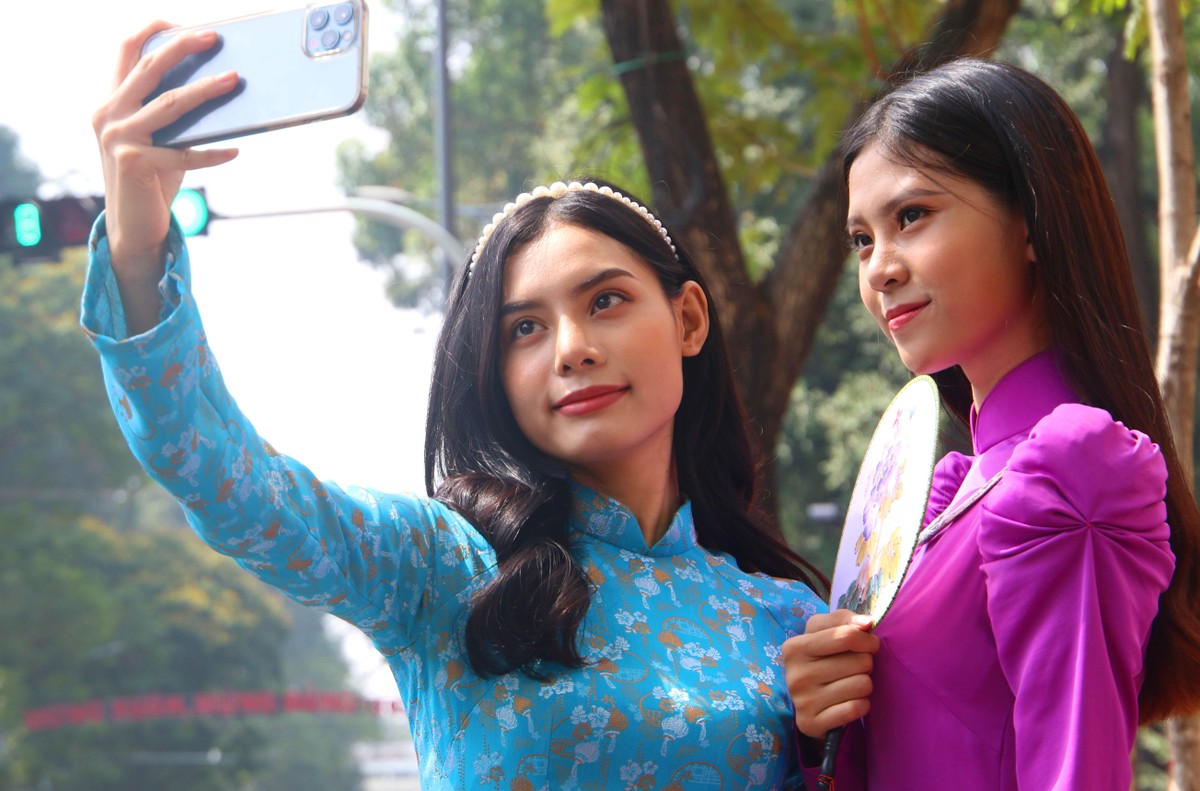 Các cô gái dùng điện thoại sẽ có nhiều khung hình lung linh hơn.