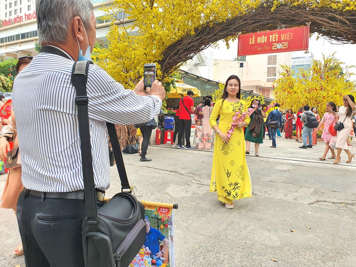 Chụp dùm bằng điện thoại hình ảnh đôi khi đẹp hơn.