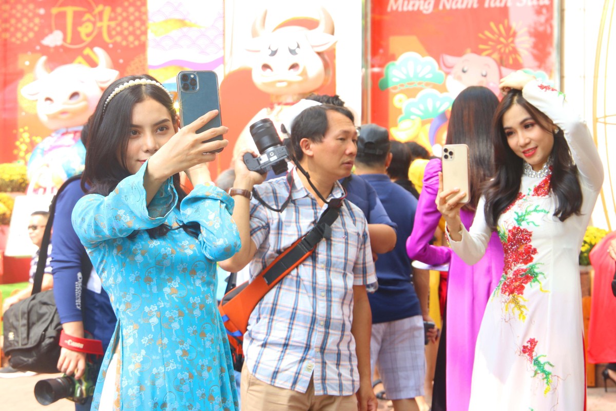 Điện thoại cài app sẽ làm các cô gái lung linh hơn.