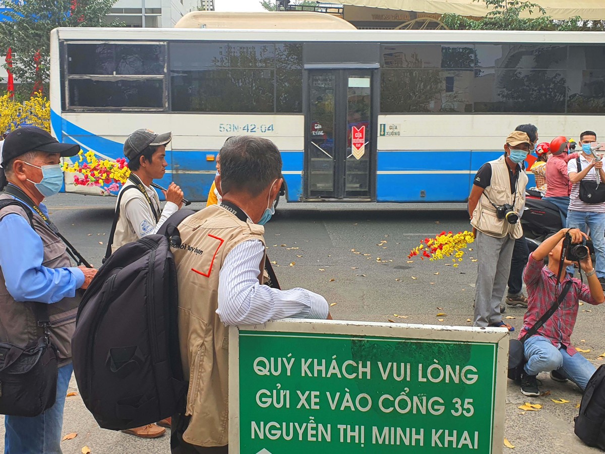 Thợ ảnh dịch vụ thất thu ngày tết.