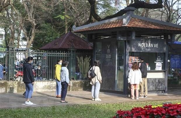 Hàng người mua vé vào Văn Miếu được giãn cách theo quy định. (Ảnh: Tuấn Đức/TTXVN).