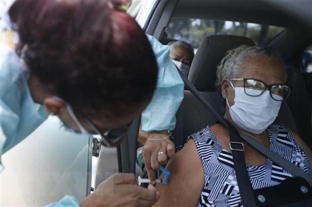 Nhân viên y tế tiêm vắcxin phòng COVID-19 cho người dân tại Brasilia, Brazil, ngày 10/2/2021. (Ảnh: THX/TTXVN).