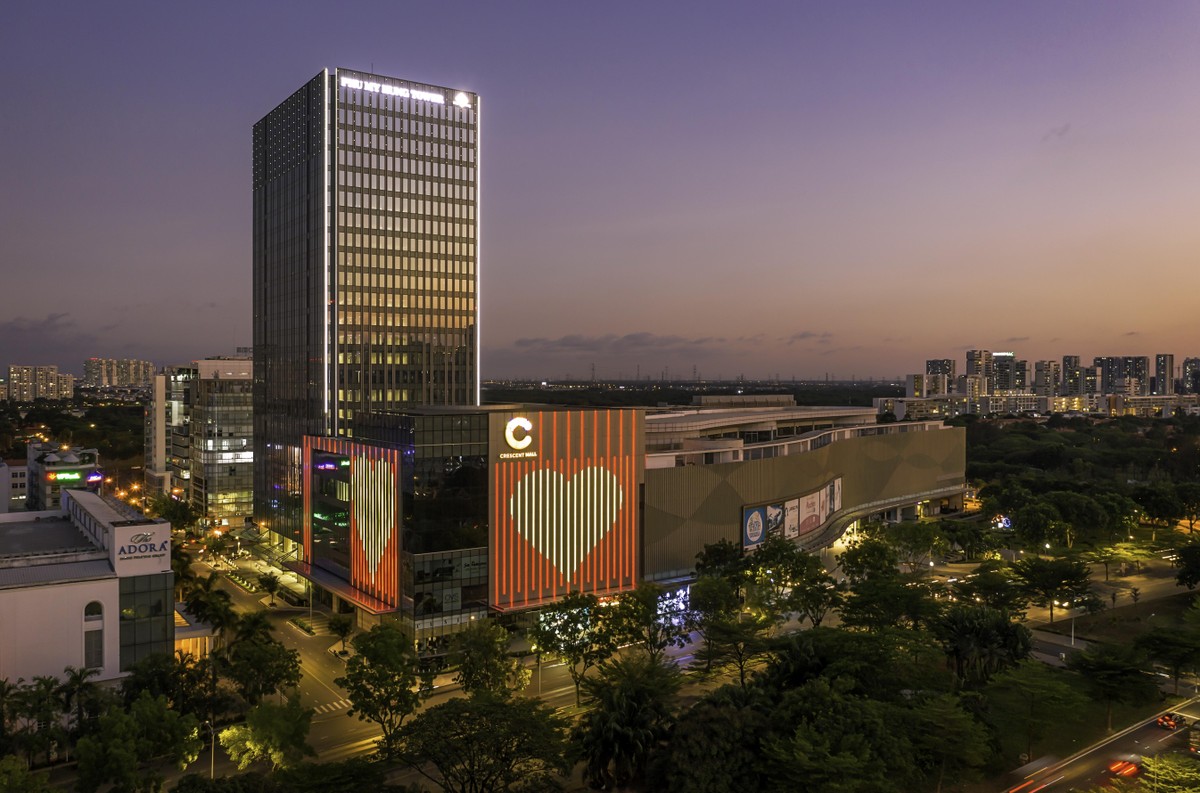Trung tâm thương mại Crescent Mall với hình trái tim để cùng thể hiện đồng lòng quyết tâm vượt qua dịch Covid-19.