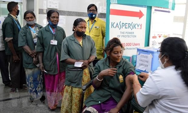 Nhân viên y tế tiêm vắcxin phòng COVID-19 cho người dân tại Bangalore, Ấn Độ, ngày 12/2/2021. (Ảnh: THX/TTXVN).