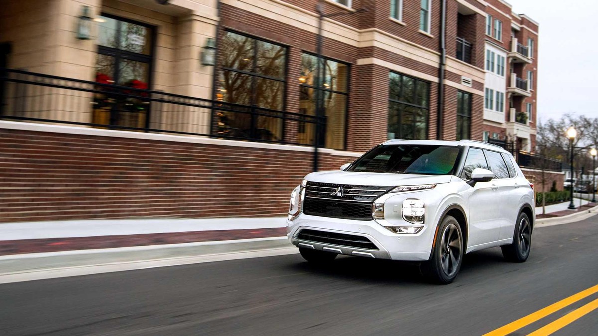 Chiếc crossover Outlander thế hệ tiếp theo được thừa hưởng những tinh hoa từ từ mối hợp tác con non trẻ giữa Mitsubishi và Nissan, do đó mặc dù được gọi là phát triển hoàn toàn mới, nhưng vẫn dựa trên nền tảng mẫu xe Nissan Rogue (X-Trail). Theo Mitsubishi, Outlander 2022 được phát triển dựa trên concept “I-Fu-Do-Do”, có nghĩa là chân thực và hùng vĩ trong tiếng Nhật, đại ý nói về những thay đổi về kiểu dáng, khả năng vận hành, cảm giác lái…