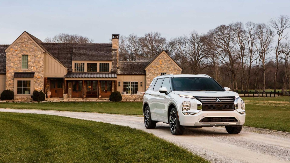 Mitsubishi Outlander 2022 sẽ được bán tại thị trường Mỹ vào tháng 4, trước khi mở rộng đến các thị trường khác trong cuối năm 2021. Có tổng cộng 8 màu sơn ngoại thất, trong đó có 3 màu Diamond của hãng, với màu đen Diamond Black là tùy chọn đổi màu mới. Vì một số lý do, chỉ một số thị trường có phiên bản màu trắng. Xe có có giá bán khởi điểm 25.795 USD (gần 600 triệu VND), chưa bao gồm 1.195 chi phí vận chuyển nội địa.