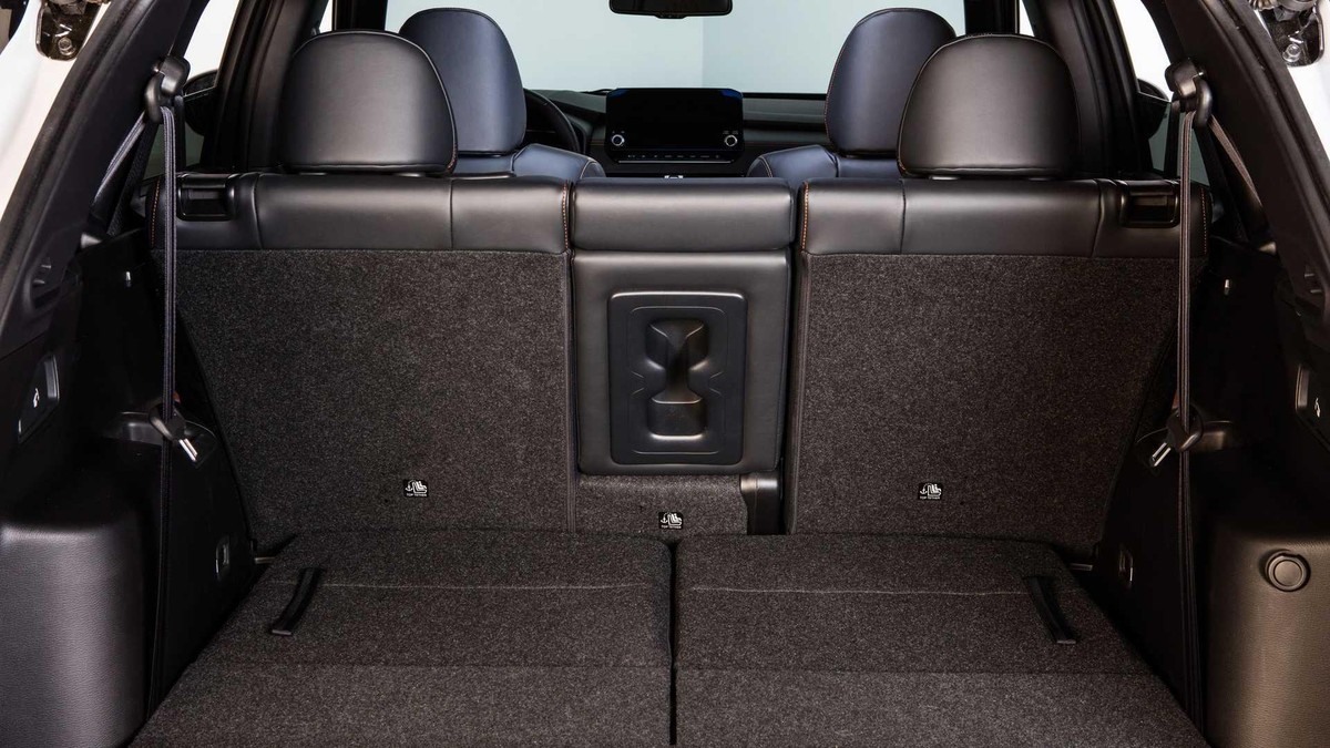 Ở phiên bản cao cấp được trang trí bằng da và ốp nhôm có mặt trên các biến thể cao cấp, trong khi bản tiêu chuẩn dùng vải hoặc da lộn. Không gian rộng lớn cũng là một điểm cộng, điều này giúp cho cả 3 hàng ghế trở nên rộng rãi và thoáng đãng hơn. Outlander 2022 cũng là mẫu xe duy nhất trong phân khúc crossover cỡ nhỏ được trang bị 3 hàng ghế theo dạng tiêu chuẩn.