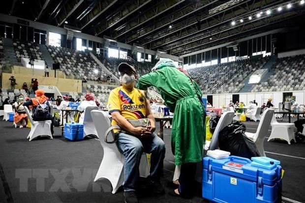Tiêm vắcxin phòng COVID-19 cho người dân tại Jakarta, Indonesia. (Ảnh: THX/TTXVN). Tiêm vắcxin phòng COVID-19 cho người dân tại Jakarta, Indonesia. (Ảnh: THX/TTXVN).