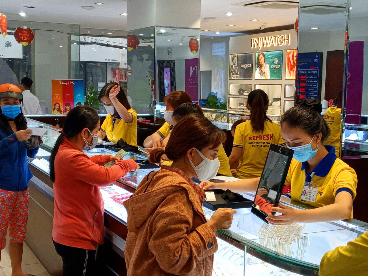 Khách hàng mùa vàng ngày này với mong muốn cầu tài lộc, may mắn và sung túc.