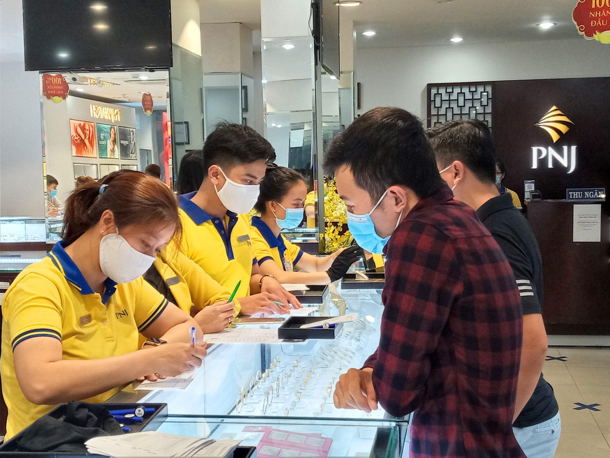 Nhiều khách hàng chọn mua vài phân, cũng có khách hàng chọn mua vài cây vàng.